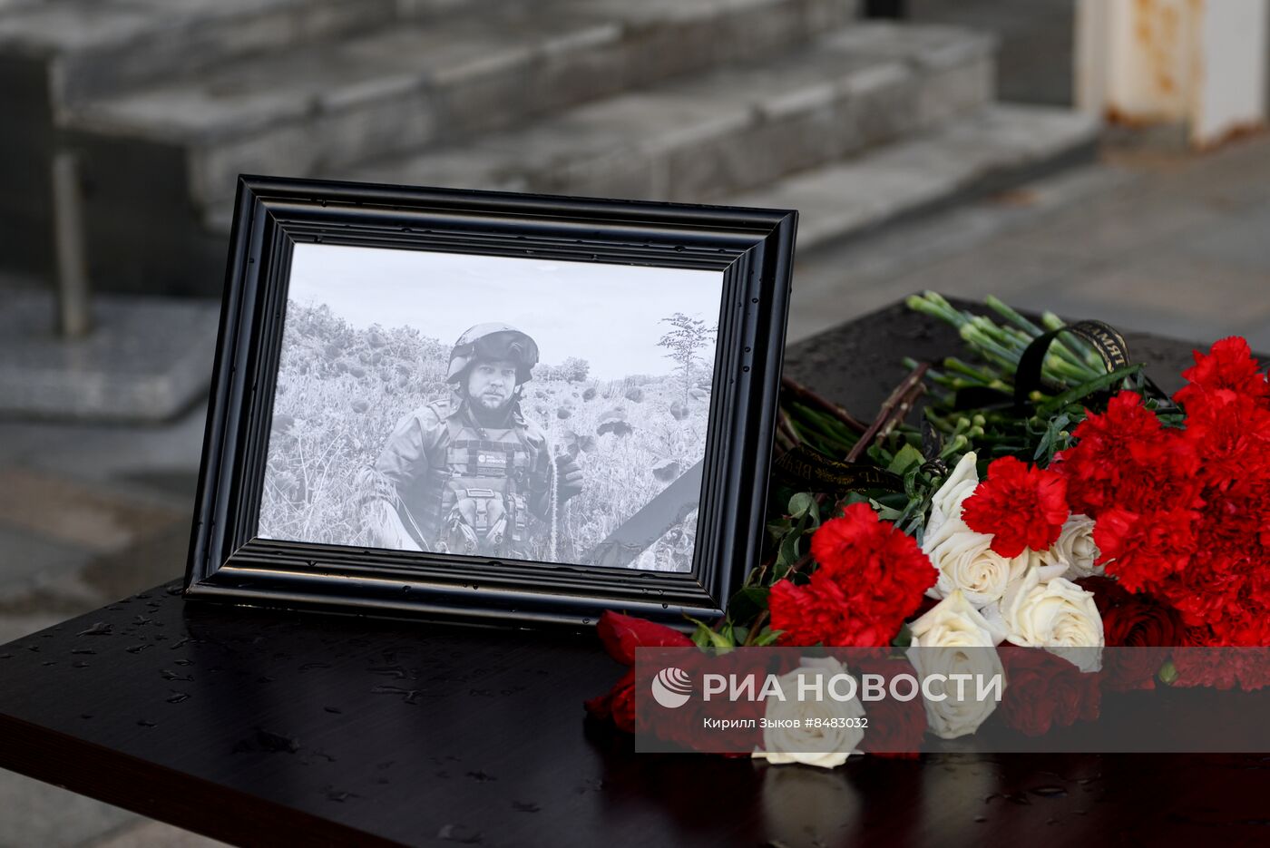 Цветы в память о военкоре Ростиславе Журавлеве
