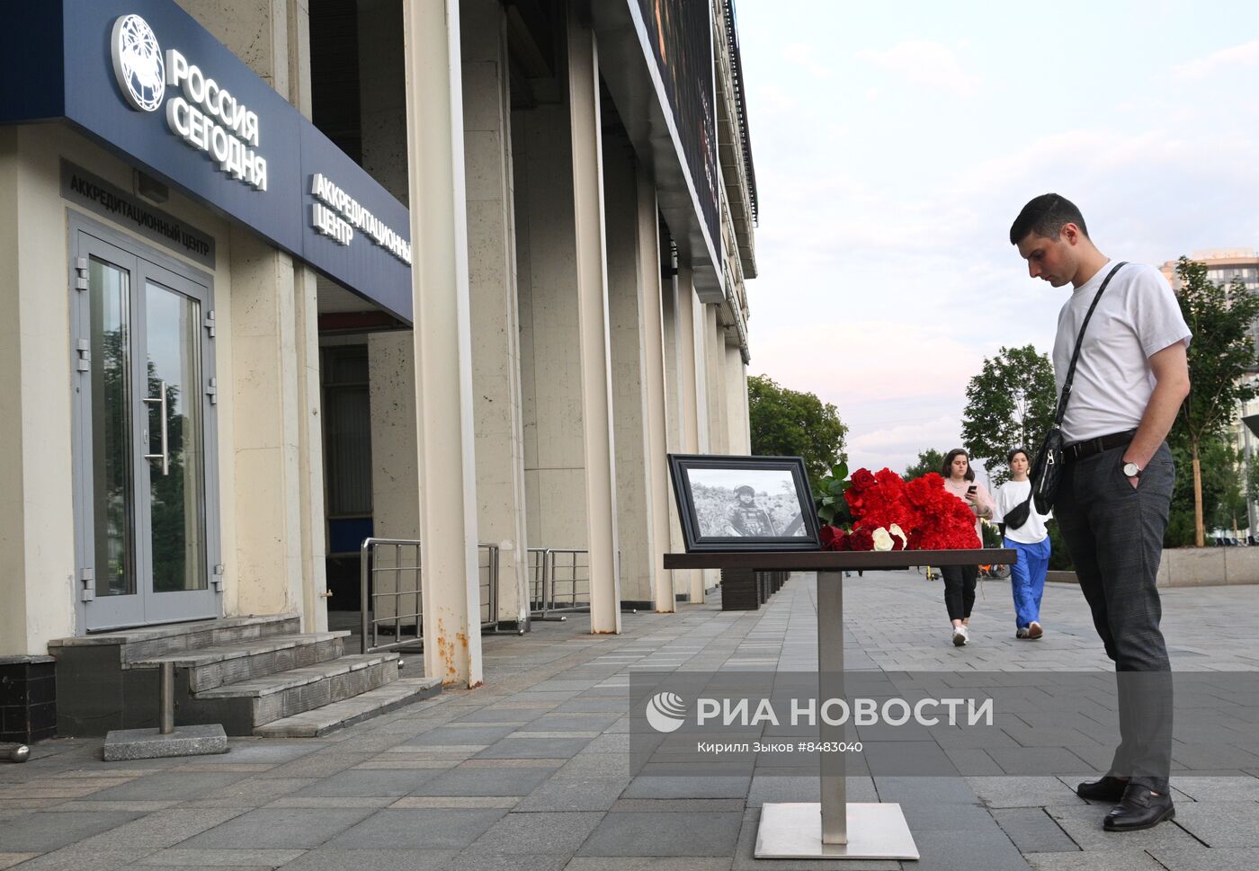 Цветы в память о военкоре Ростиславе Журавлеве