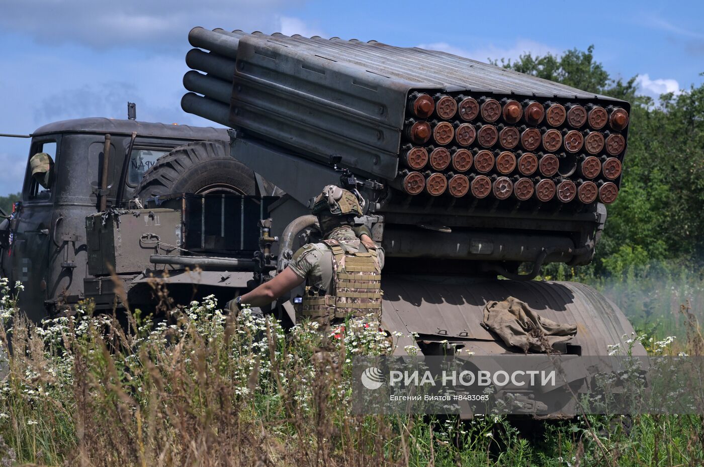 Расчеты РСЗО "Град" ЦВО ведут огонь агитационными снарядами по позициям ВСУ на Краснолиманском направлении