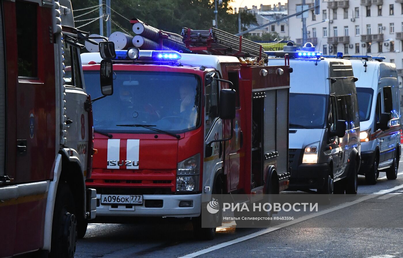 Последствия атаки беспилотника на Комсомольском проспекте в Москве