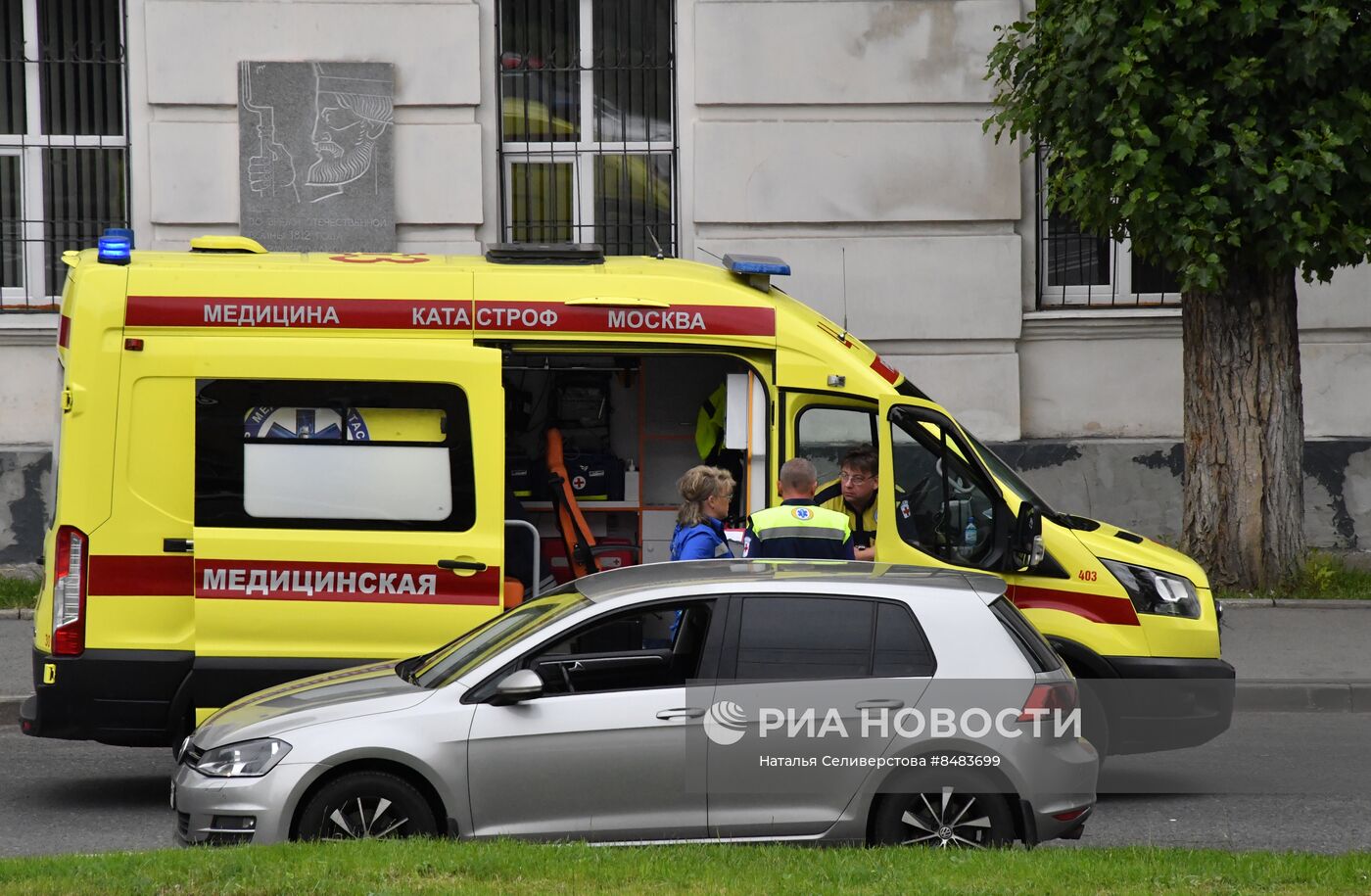 Последствия атаки беспилотника на Комсомольском проспекте в Москве