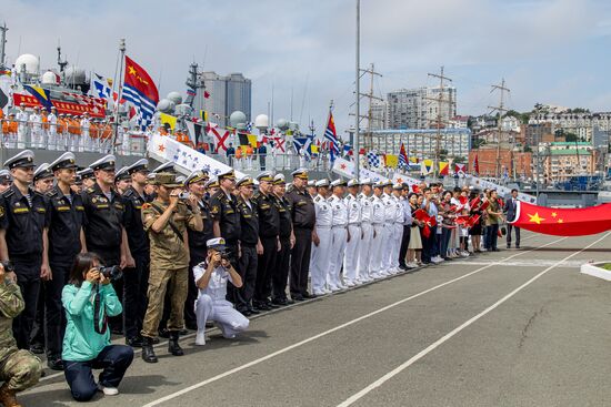 Корабли ВМС Китая прибыли во Владивосток после совместных российско-китайских учений