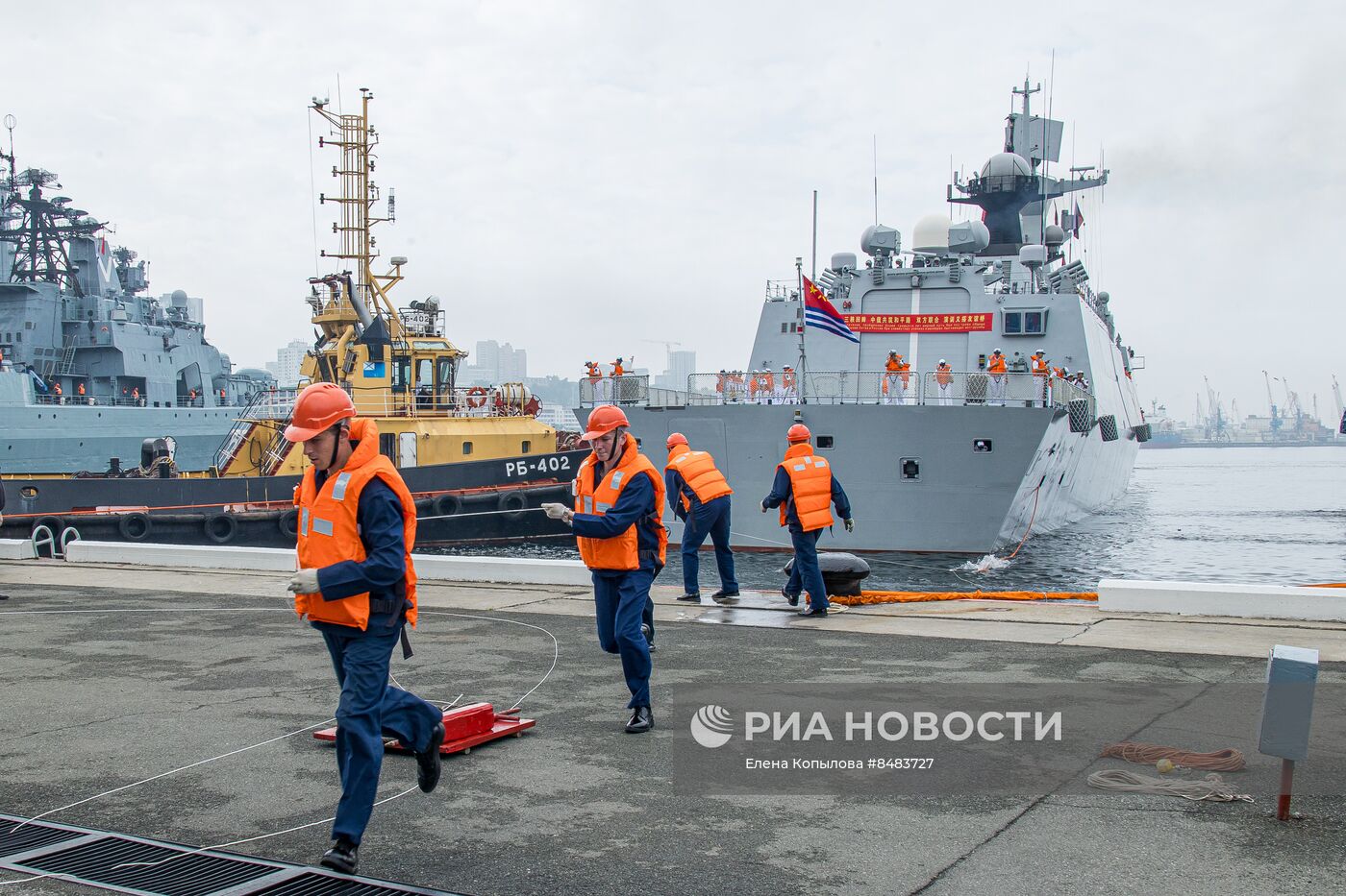 Корабли ВМС Китая прибыли во Владивосток после совместных российско-китайских учений