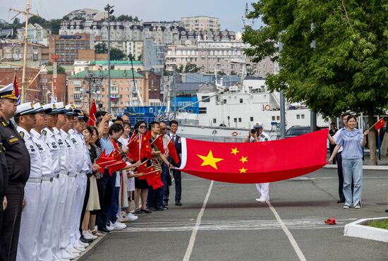 Корабли ВМС Китая прибыли во Владивосток после совместных российско-китайских учений