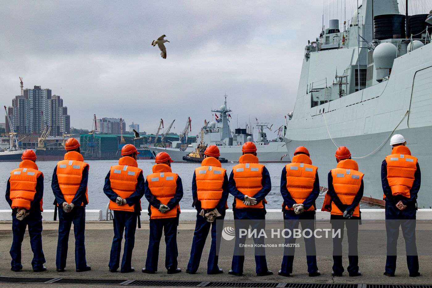 Корабли ВМС Китая прибыли во Владивосток после совместных российско-китайских учений