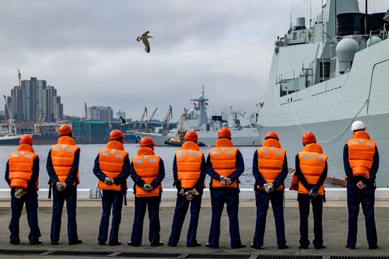 Корабли ВМС Китая прибыли во Владивосток после совместных российско-китайских учений