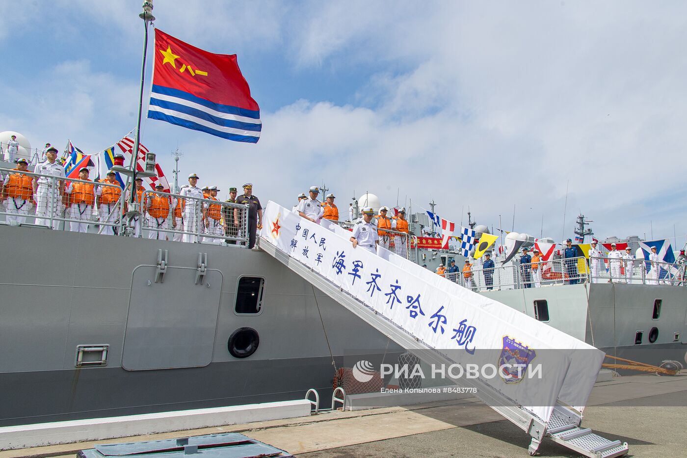 Корабли ВМС Китая прибыли во Владивосток после совместных российско-китайских учений