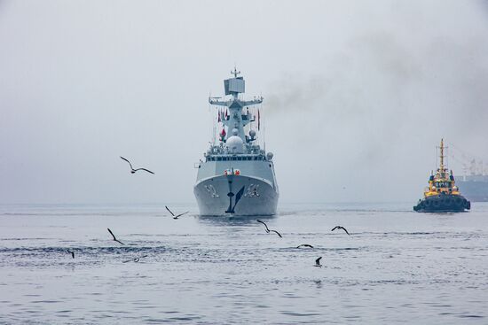 Корабли ВМС Китая прибыли во Владивосток после совместных российско-китайских учений