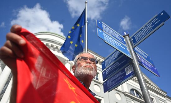 Митинг в поддержку СВО и осуждением политики Евросоюза и НАТО