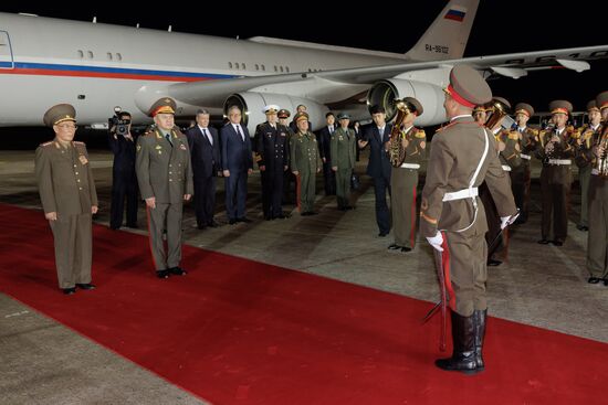 Министр обороны РФ С. Шойгу прибыл в КНДР