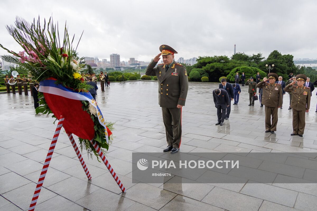 Министр обороны РФ С. Шойгу прибыл в КНДР