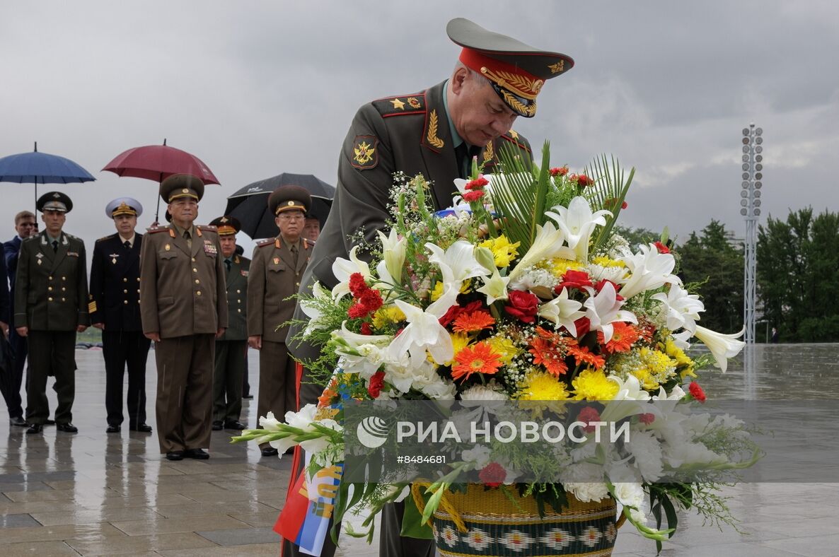 Министр обороны РФ С. Шойгу прибыл в КНДР