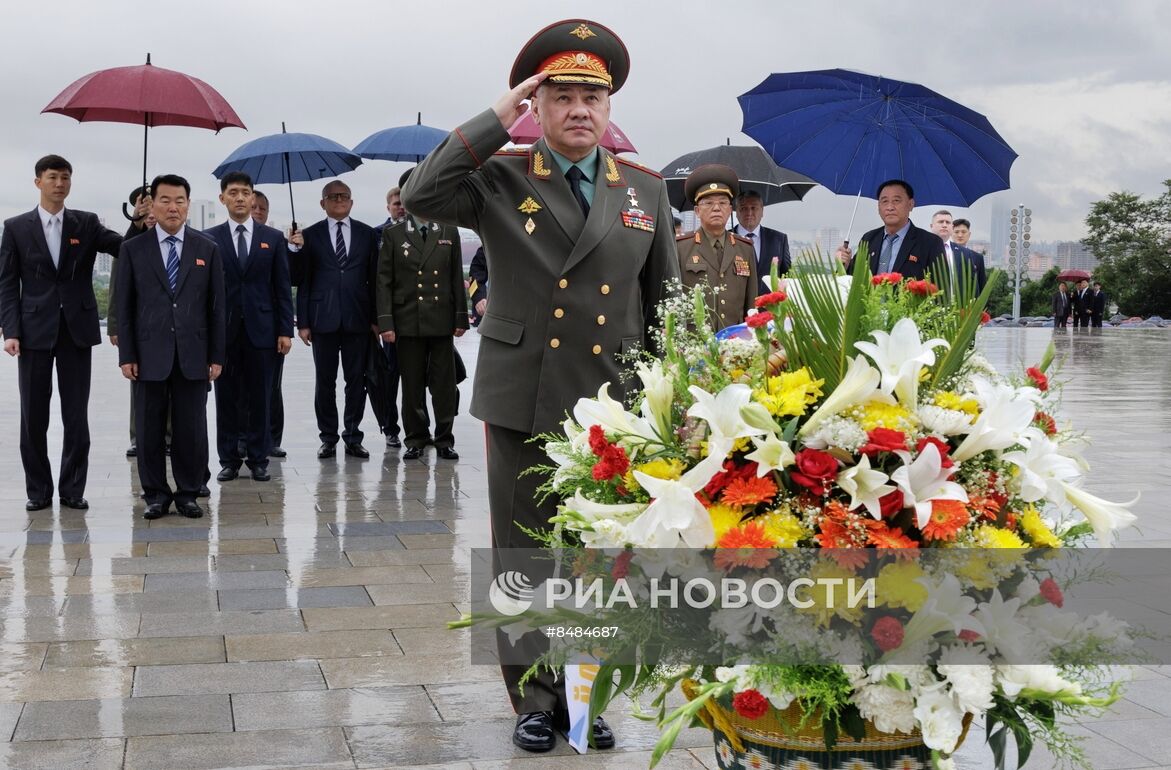 Министр обороны РФ С. Шойгу прибыл в КНДР