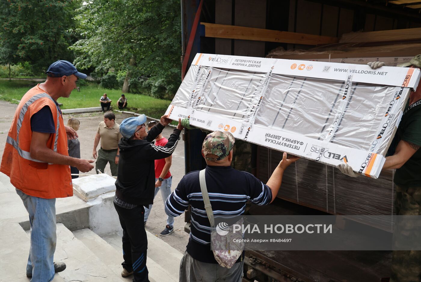 Раздача гуманитарной помощи из РФ жителям Макеевки