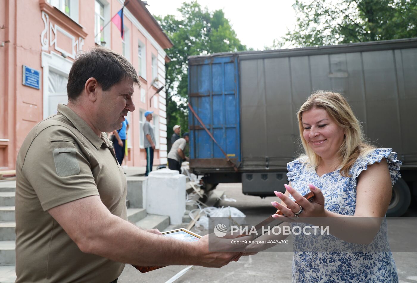 Раздача гуманитарной помощи из РФ жителям Макеевки