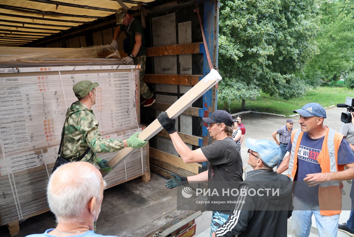 Раздача гуманитарной помощи из РФ жителям Макеевки