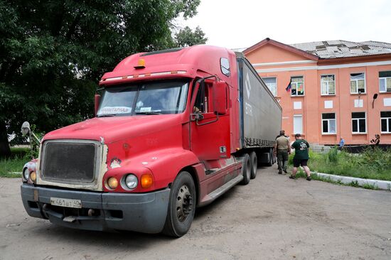 Раздача гуманитарной помощи из РФ жителям Макеевки