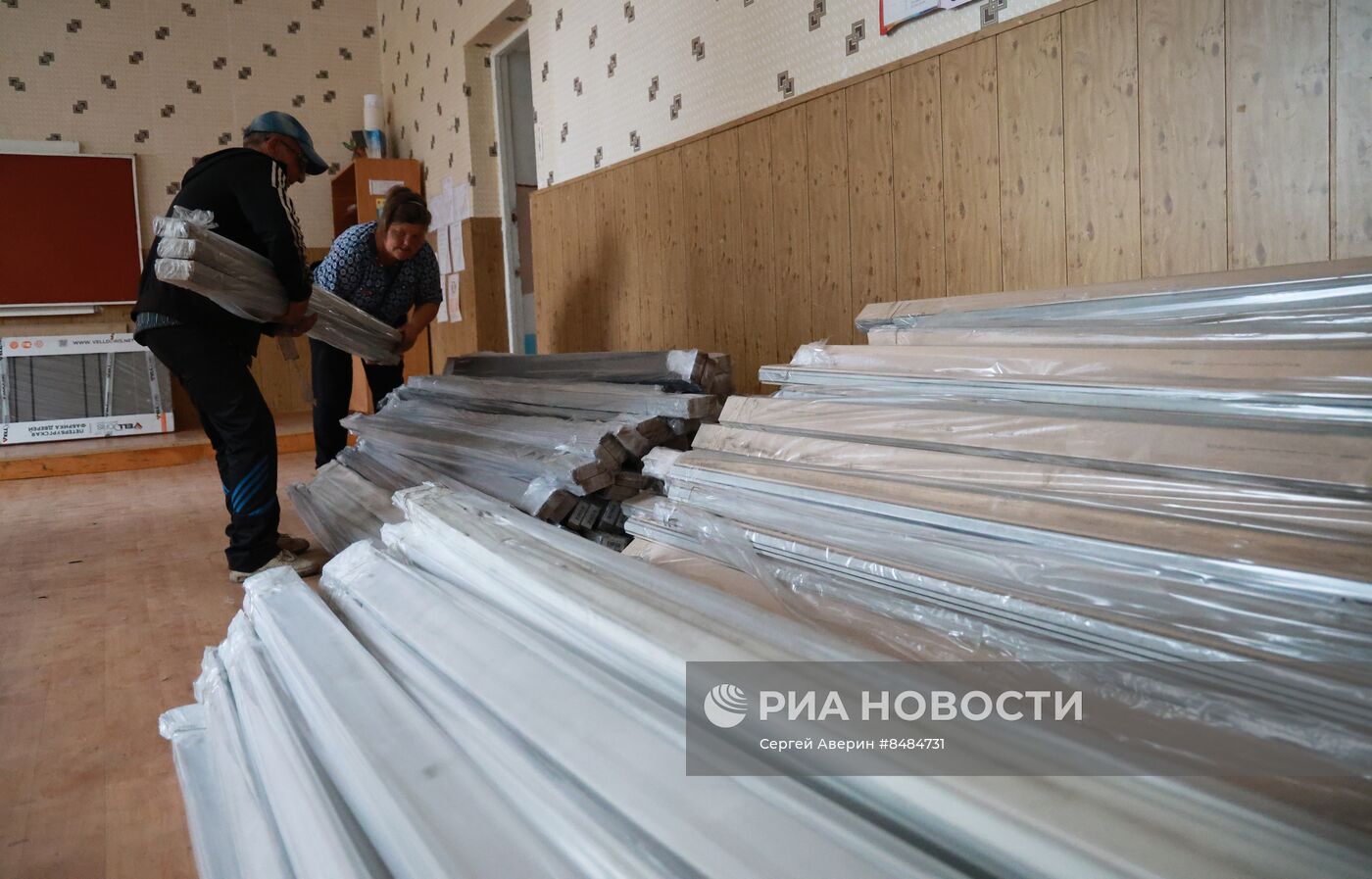 Раздача гуманитарной помощи из РФ жителям Макеевки