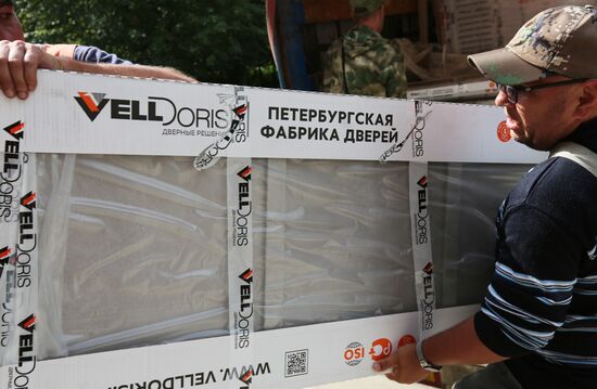 Раздача гуманитарной помощи из РФ жителям Макеевки