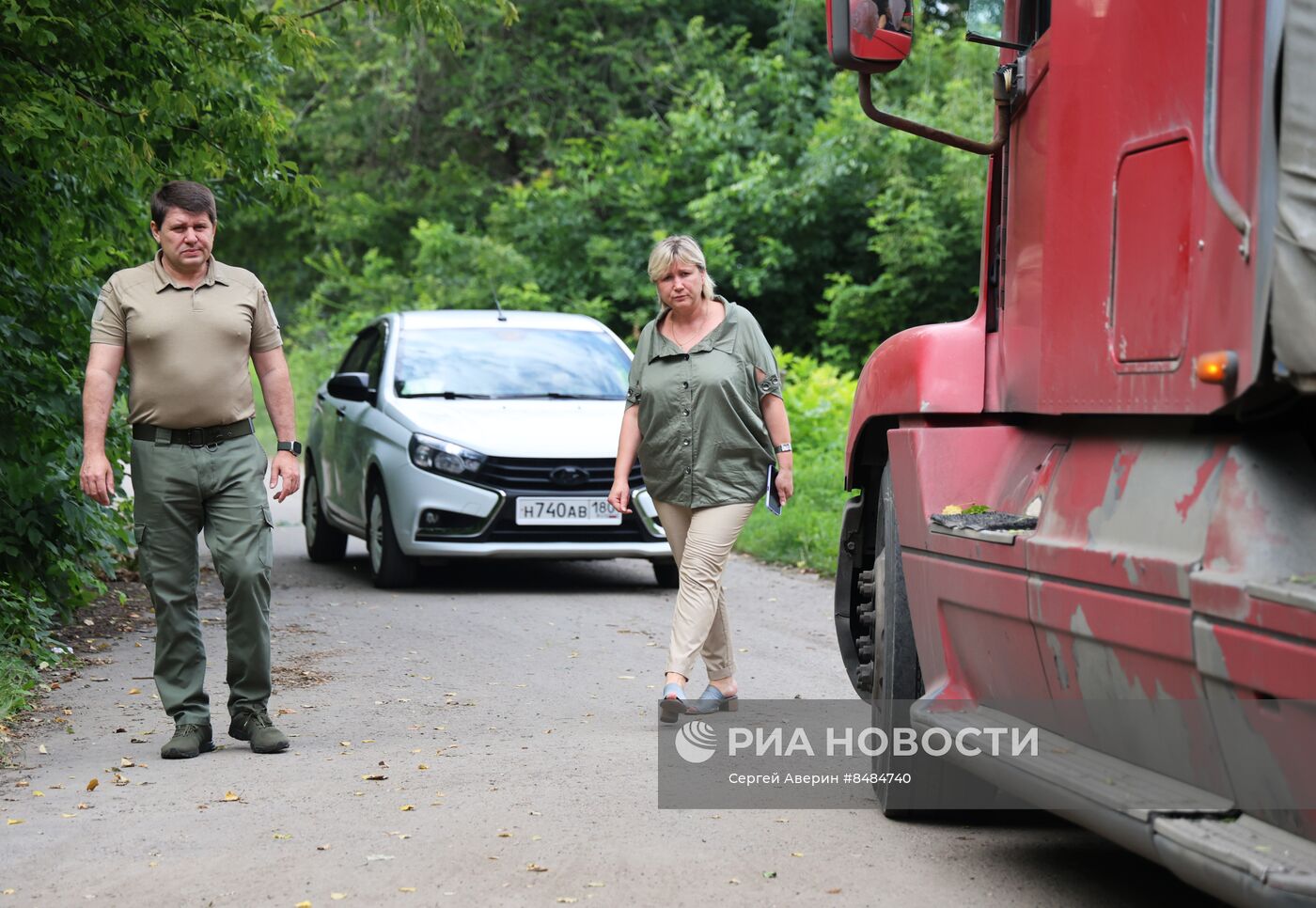 Раздача гуманитарной помощи из РФ жителям Макеевки