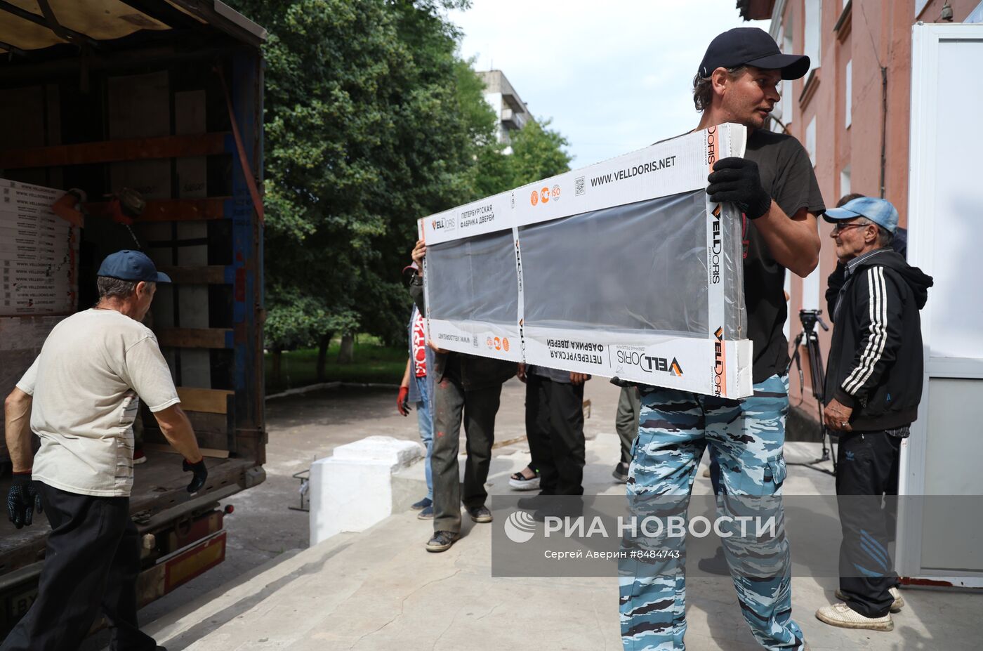 Раздача гуманитарной помощи из РФ жителям Макеевки