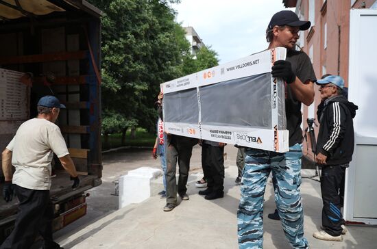 Раздача гуманитарной помощи из РФ жителям Макеевки