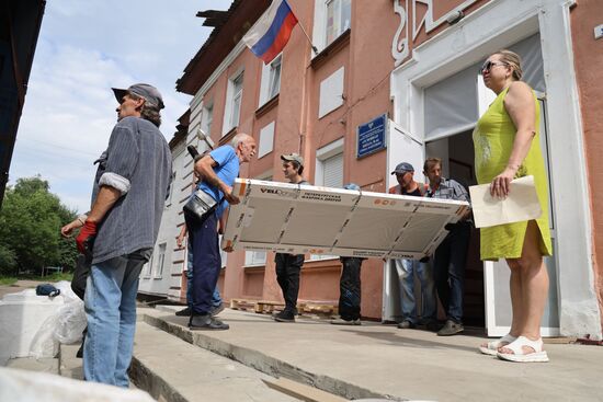 Раздача гуманитарной помощи из РФ жителям Макеевки