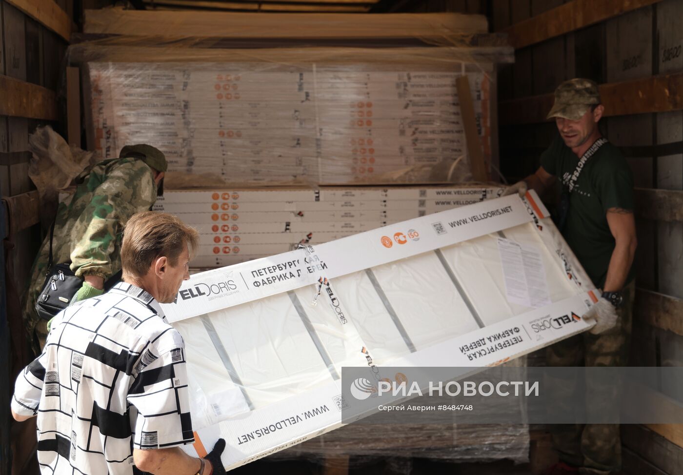 Раздача гуманитарной помощи из РФ жителям Макеевки