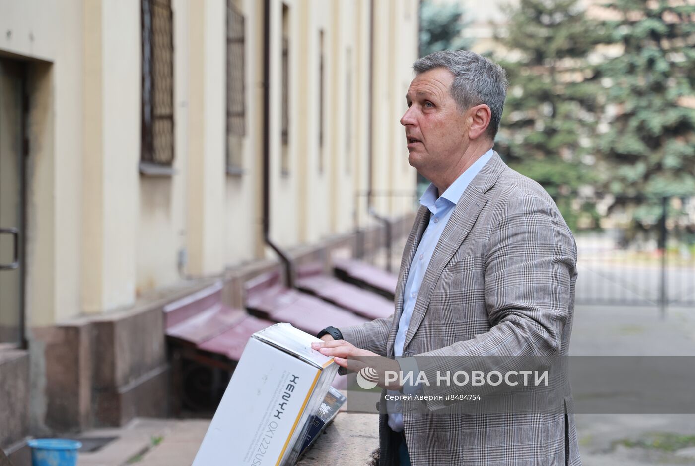 Раздача гуманитарной помощи из РФ жителям Макеевки