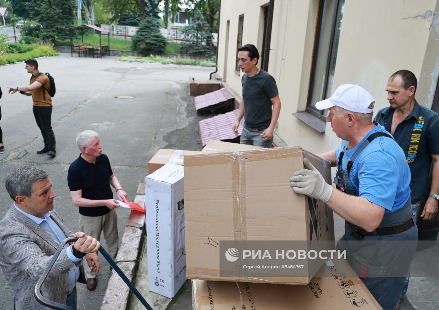 Раздача гуманитарной помощи из РФ жителям Макеевки