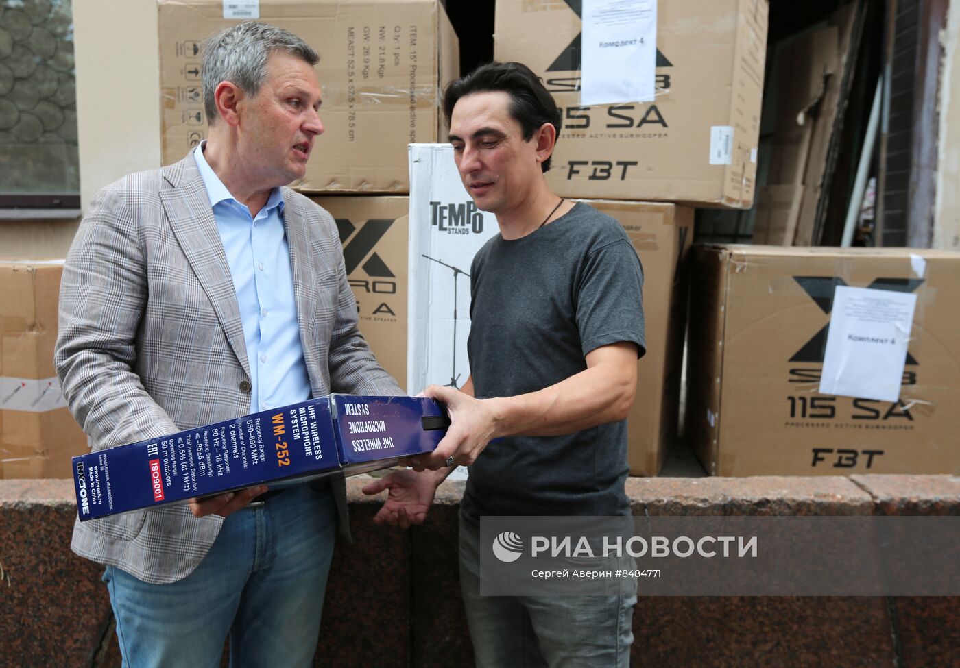 Раздача гуманитарной помощи из РФ жителям Макеевки