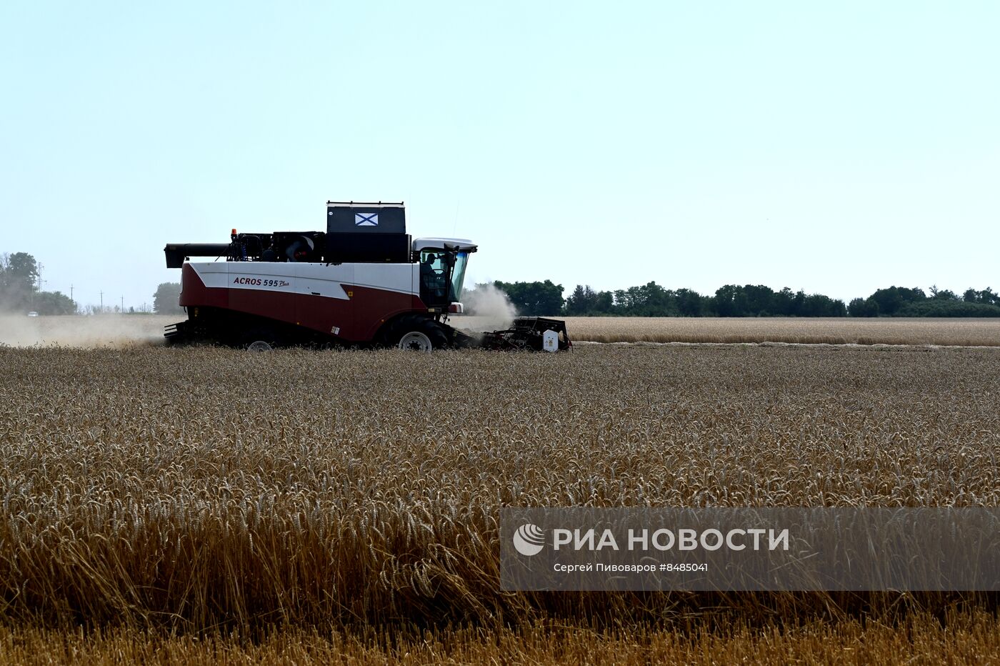 Уборка урожая пшеницы в Ростовской области