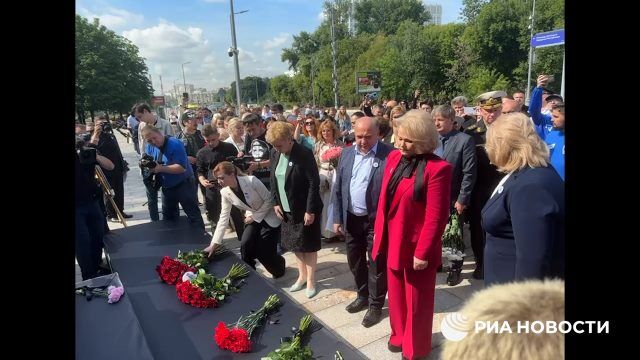 У посольства США в Москве прошла траурная акция