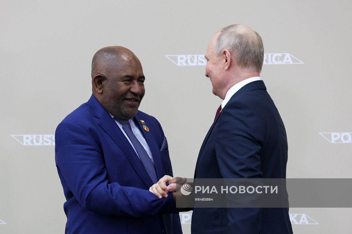 Встреча президента РФ В. Путина с лидерами Африканского союза А. Ассумани и М. Ф. Махаматом