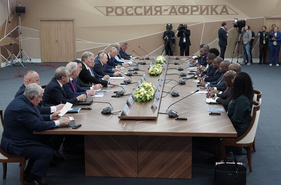 Президент РФ В. Путин встретился с президентом Мозамбика Ф. Ж. Ньюси