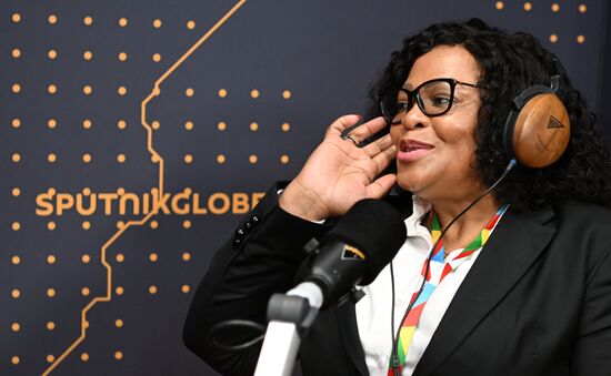II Cаммит и форум "Россия - Африка". Стенд радио Sputnik