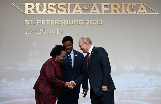 Президент РФ В. Путин провел церемонию официальной встречи глав делегаций - участников II Cаммита "Россия - Африка"