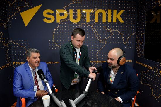 II Cаммит и форум "Россия - Африка". Стенд радио Sputnik