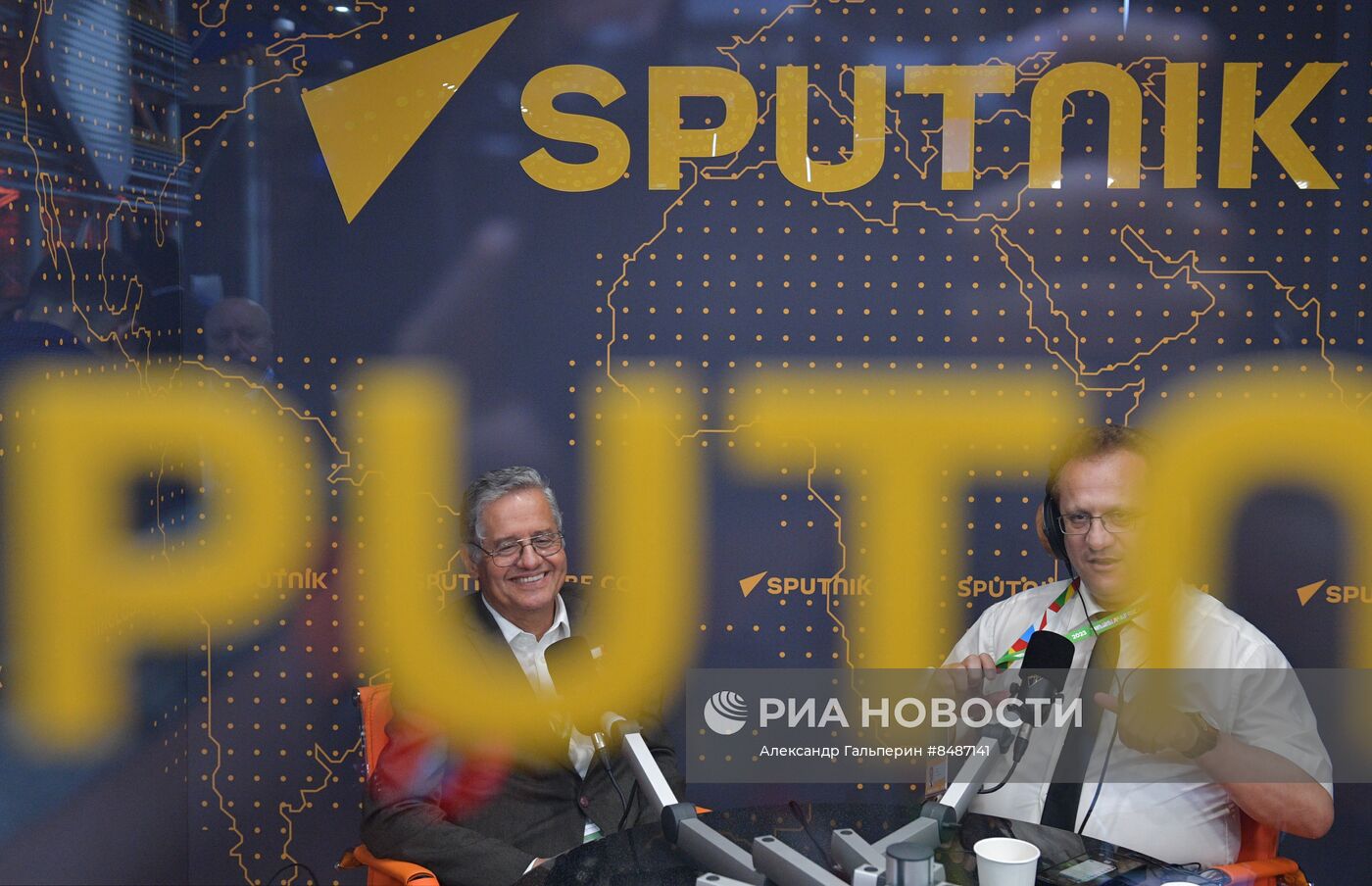 II Cаммит и форум "Россия - Африка". Стенд радио Sputnik