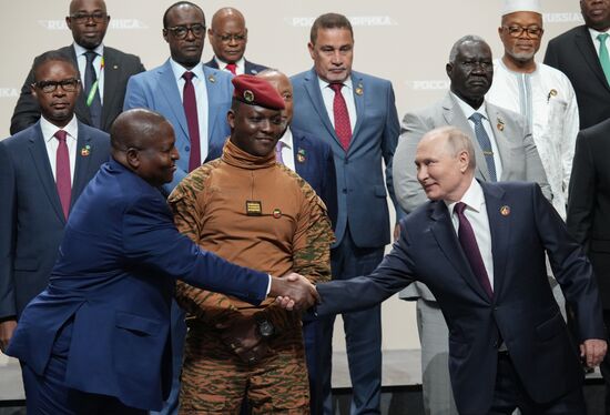 Совместное фотографирование президента РФ В. Путина с главами делегаций - участниками II Саммита "Россия - Африка"