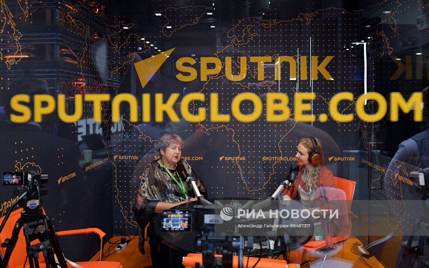 II Cаммит и форум "Россия - Африка". Стенд радио Sputnik