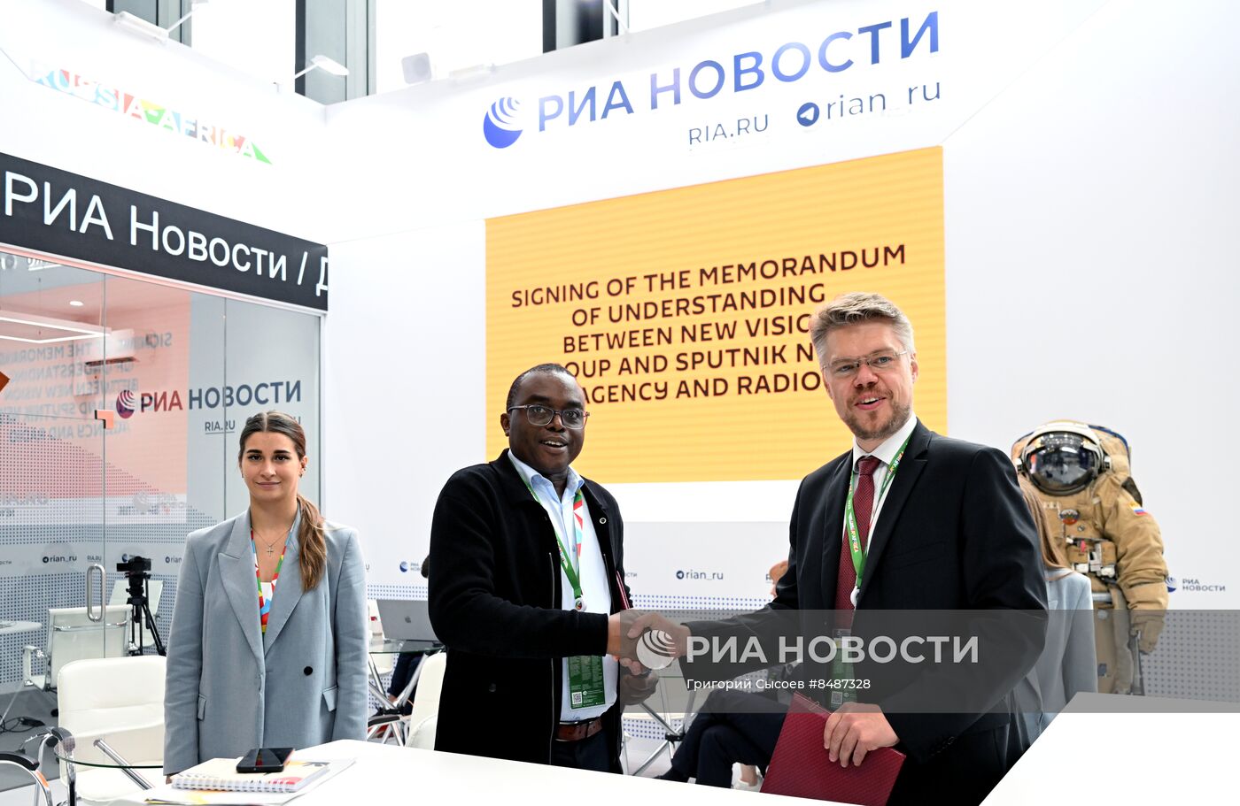 II Cаммит и форум "Россия - Африка". Стенд РИА Новости