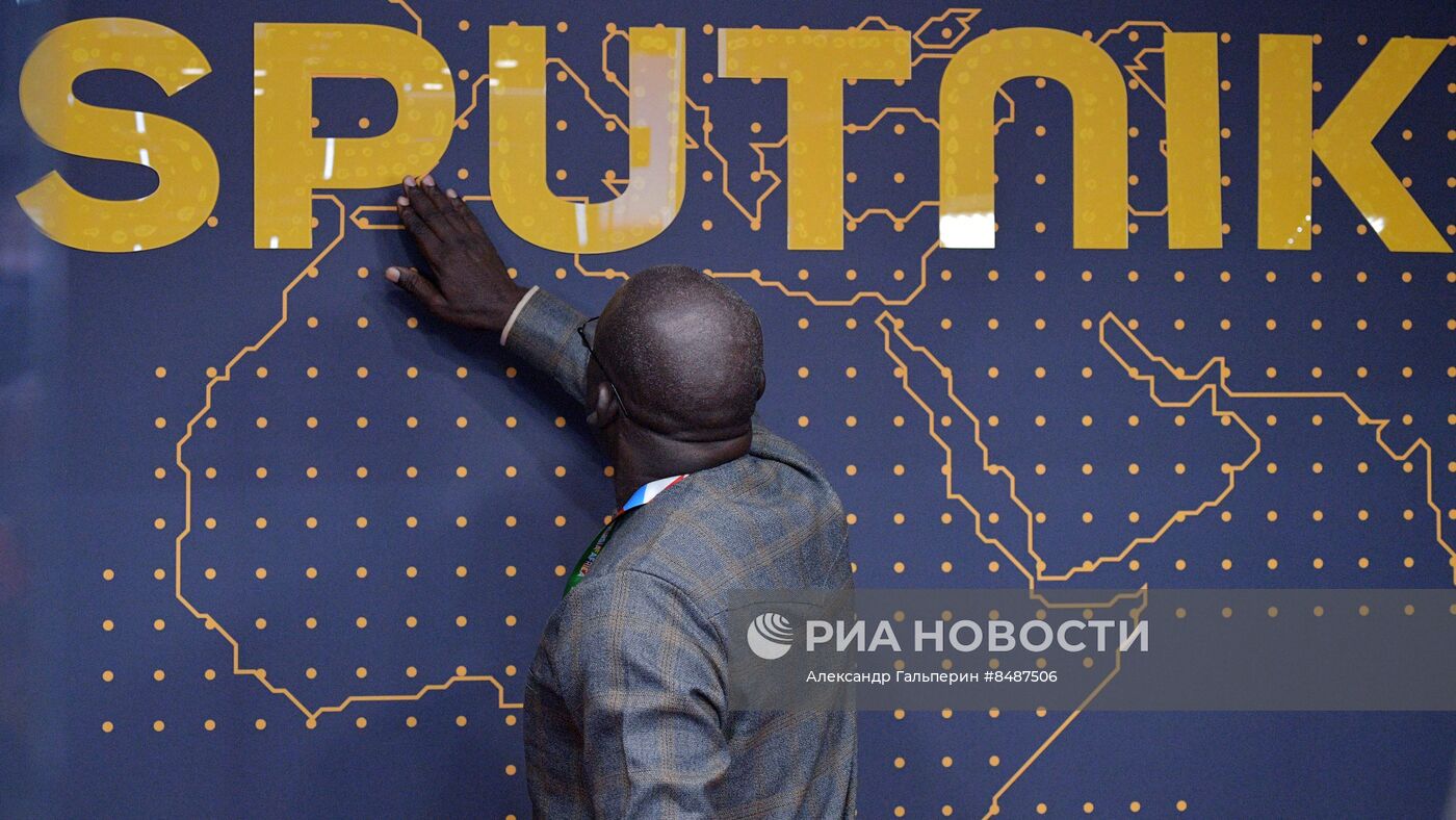 II Cаммит и форум "Россия - Африка". Стенд радио Sputnik