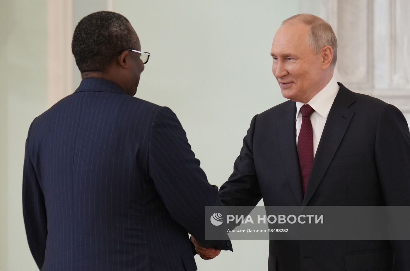 Беседа президента РФ В. Путина с президентом Республики Гвинея-Бисау У. Эмбало