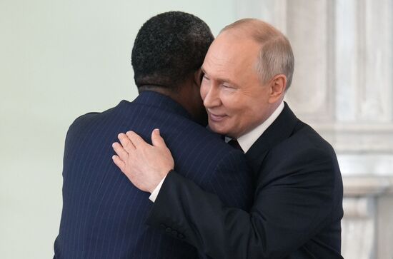 Беседа президента РФ В. Путина с президентом Республики Гвинея-Бисау У. Эмбало