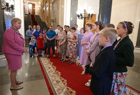 Общение В. Путина  с семьями, награжденными орденом "Родительская слава"