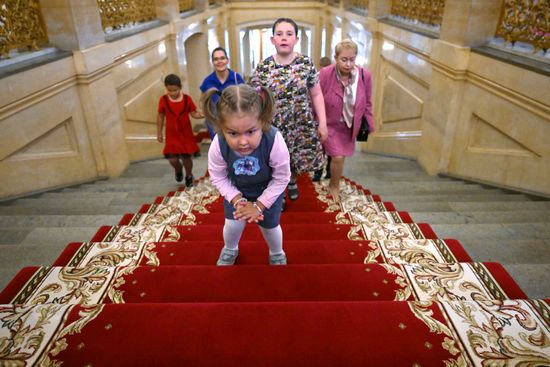 Общение В. Путина  с семьями, награжденными орденом "Родительская слава"
