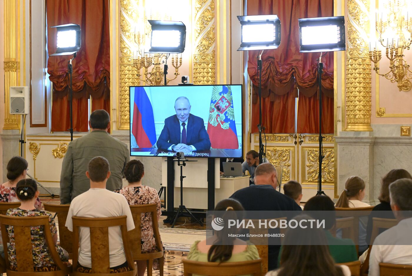 Общение В. Путина  с семьями, награжденными орденом "Родительская слава"