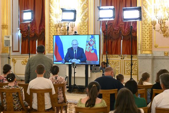 Общение В. Путина  с семьями, награжденными орденом "Родительская слава"