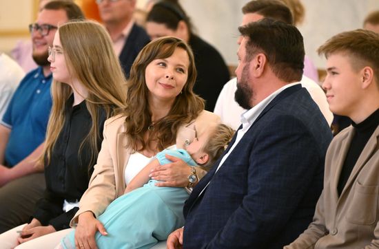 Общение В. Путина  с семьями, награжденными орденом "Родительская слава"